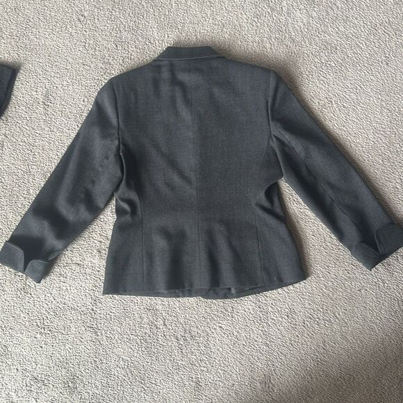 Harve Bernard by Bernard Holtzman Petite Velvet Trimmed Blazer! - Picture 9 of 10